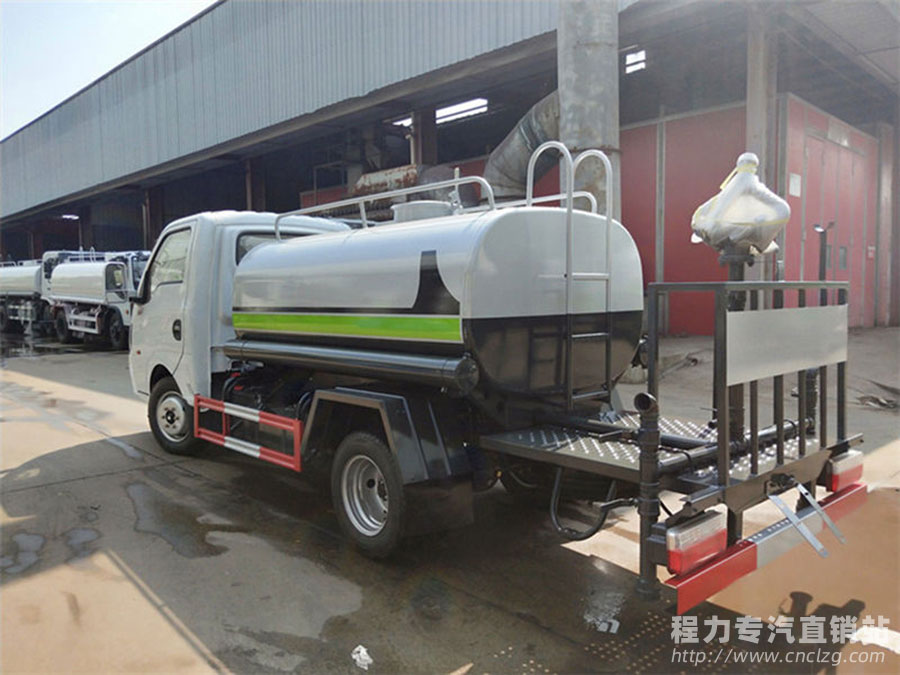 国六东风小型3吨洒水车